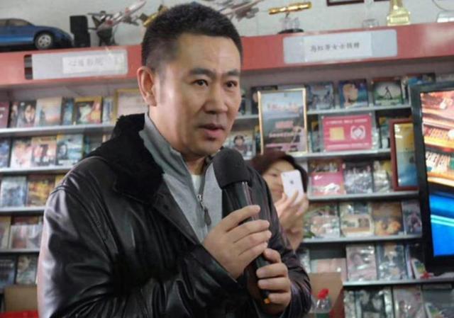 退休6个月还没享福就去世，一辈子无儿无女，他比罗京更令人惋惜