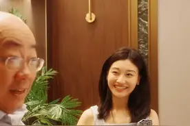 郭正亮参访华为比亚迪，三妹从新西兰飞到深圳陪同，亮粉：像父女图片