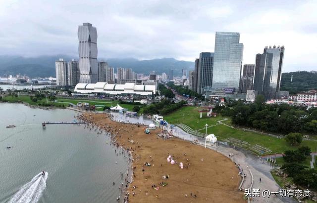 摩托艇破浪时突然懂了：为什么连云港的海，能让忙成陀螺的人放松