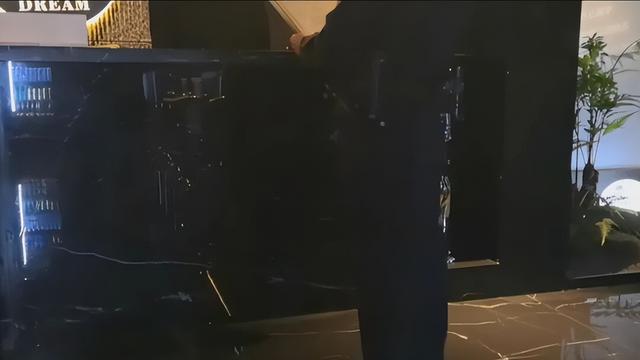 499隔衣服摸胸！私人影院暗藏涉黄：299元起步撕丝袜，还有更过火