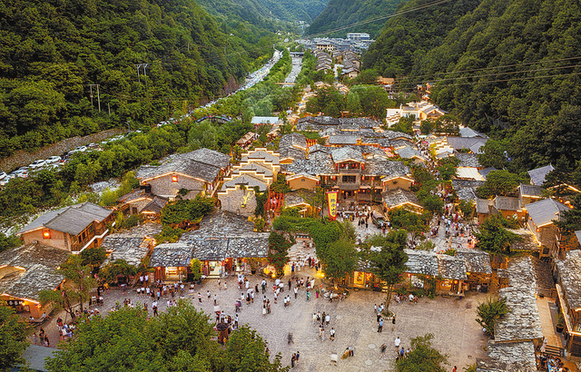 在孝义厅，与孟贯同闻溪声