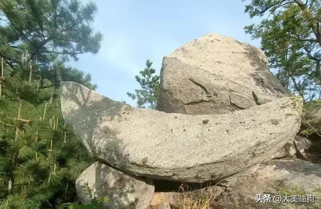 临朐这个山村的石头很特别,巨石之下有一汪清泉
