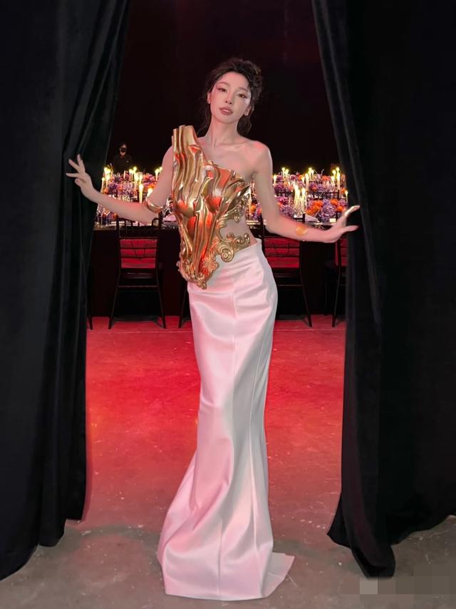 曲线绝了，又瘦又有黄金比例逆天，这个身材没人夸一下吗？