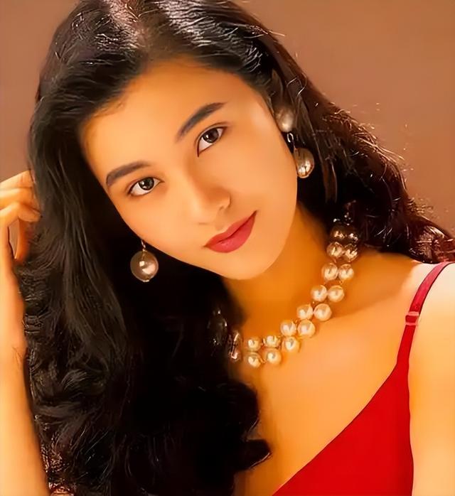 被老头“糟蹋”的3位女星，个个美艳动人，却鲜花插在牛粪上！