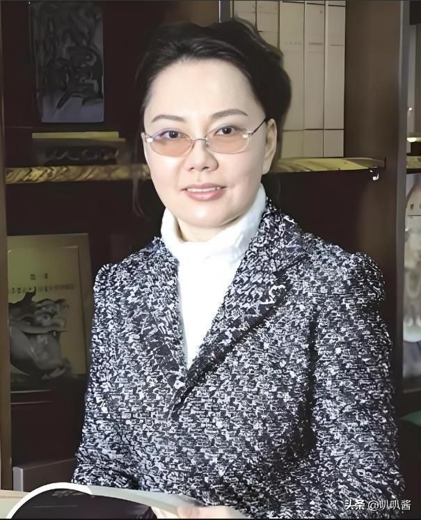 一顿饭上百万，8年敛财14亿，“金融才女”朱丽丽最终是何下场？