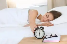 “8小时睡眠论”合理吗？65岁以后每天睡多久好？告诉你答案图片