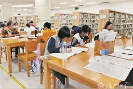 寒假“余额不足”！厦门学生扎进图书馆热火朝天赶作业图片