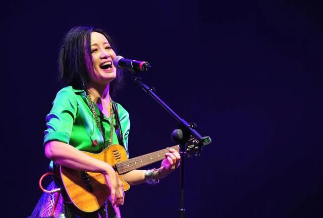 她连上4次春晚，和恩师同居怀孕，被骗流产，51岁依然无人敢娶