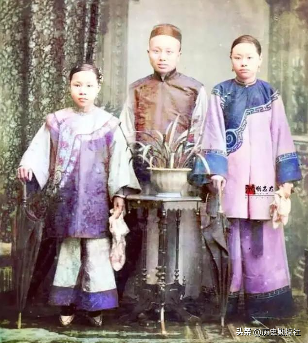 晚清老照片：女子躺洋人怀里抽大烟，男子带八位老婆逛街