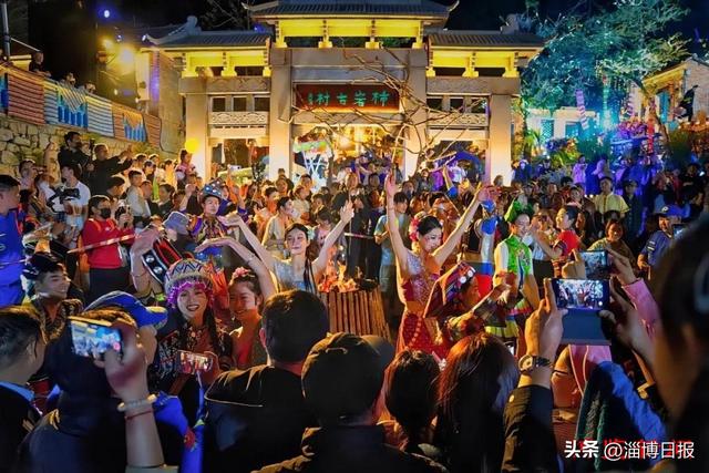 当淄博遇上西双版纳？云雾花街遇侗族大歌，夜场电光火壶点燃中式赛博朋克