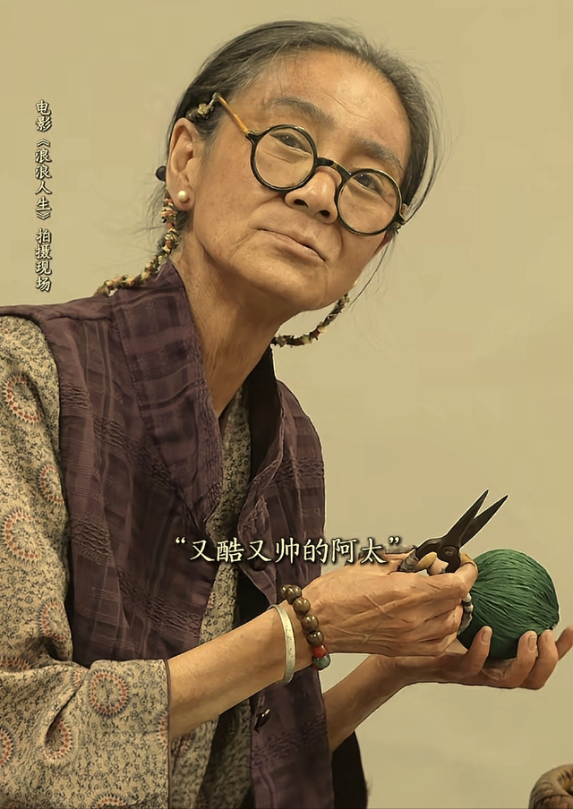 65岁刘雪华新造型曝光，嘴唇干瘪皱纹堆积老年斑，殷桃直呼认不出