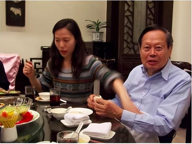 杨振宁追悼会确定，生前状态曝光，意外摔跤住院	，翁帆或早有预料