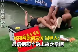 笑不活了！钓鱼佬拉扯近200斤鲟鱼险被拖下水，网友：钓着龙王了图片