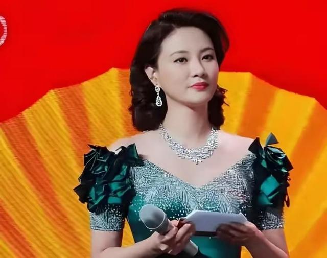 她是央视最惨女主持，男友判死缓丈夫狱中惨死，如今48岁依旧单身