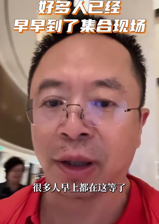 7位商界大佬现场观看阅兵，雷军周鸿祎3点出发，董宇辉位置不简单