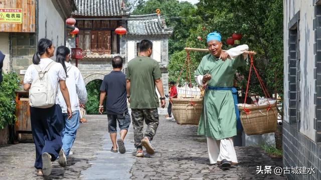 解锁古村新玩法！建水团山“NPC”带你沉浸式“穿越”
