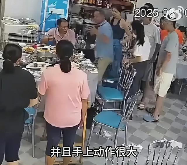女游客在餐厅被大爷摸屁股！嚣张拒不承认，警察看了监控直接带走