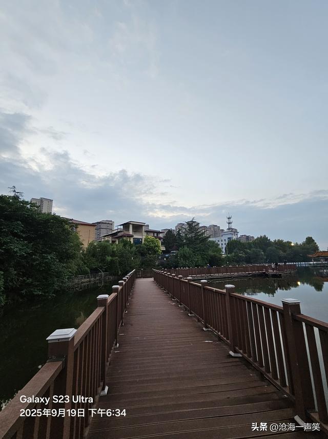 郑风苑，风月无边满庭芳华，小桥有意流水无情，情到尽头皆是空！