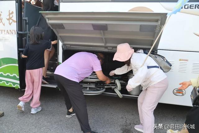 【暖心守护】带爸妈爬长城不再犯难！慕田峪适老化服务升级，细节暖到心坎里！