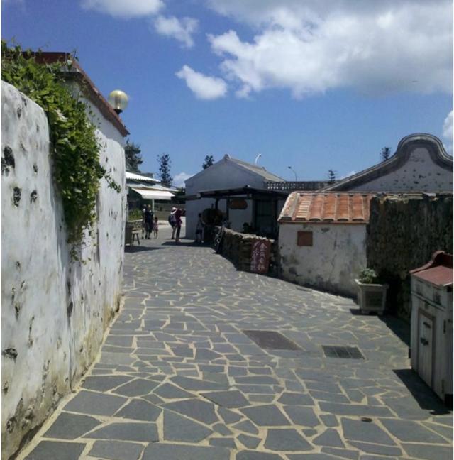 澎湖列岛澎湖县马公市，那里有跨海大桥连接三岛，澎湖湾海水湛蓝