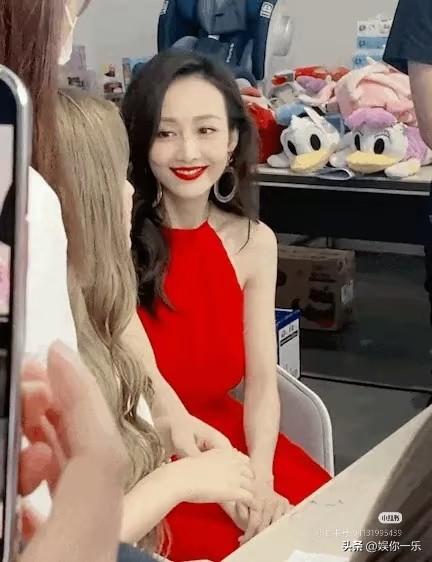 王鸥晒美照	，坐实已嫁何九华！两手托着苹果，婚戒戴在中指超晃眼