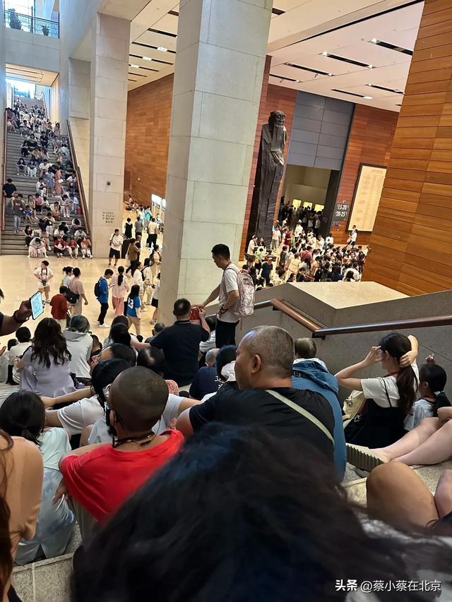 7月27日周末，北京国家博物馆发生的真实排队场景，大家看看吧