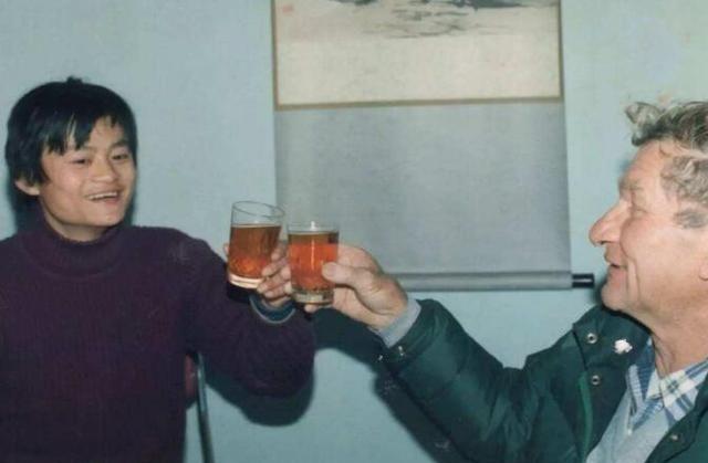 40年前落难时，这对夫妇给马云200块钱，如今马云这样回报他们