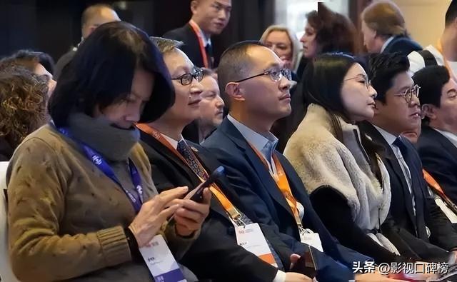 郭晶晶夫妻俩在高铁站被偶遇，没有戴口罩，霍启刚拉着破旧行李箱