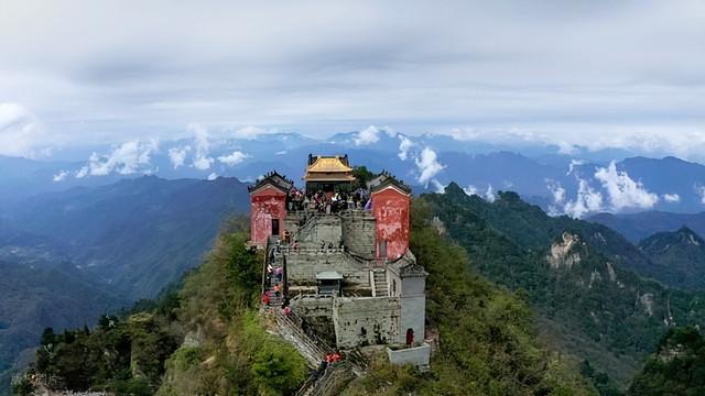 此生必爬的十大名山：从人间仙境到极限挑战，你敢来征服吗？