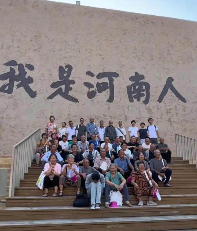 网红李富贵带46位老人去旅行，听戏吃大餐，《人民日报》点赞转发