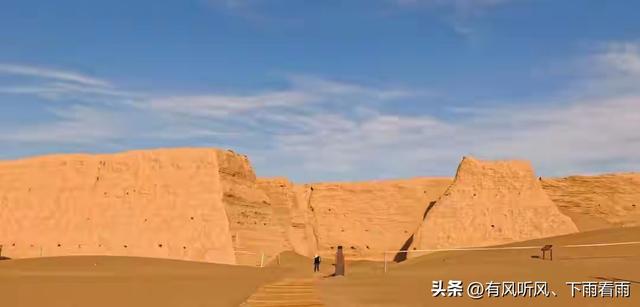 额济纳胡杨：为何枯木、遗址与烟火，反倒成了最动人的风景？