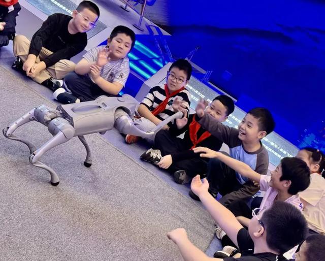 与机器狗互动、操控无人机，南京市同仁小学科创研学太酷了！