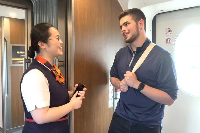 全程1471公里，风景绝美！这趟列车的外国旅客超多！