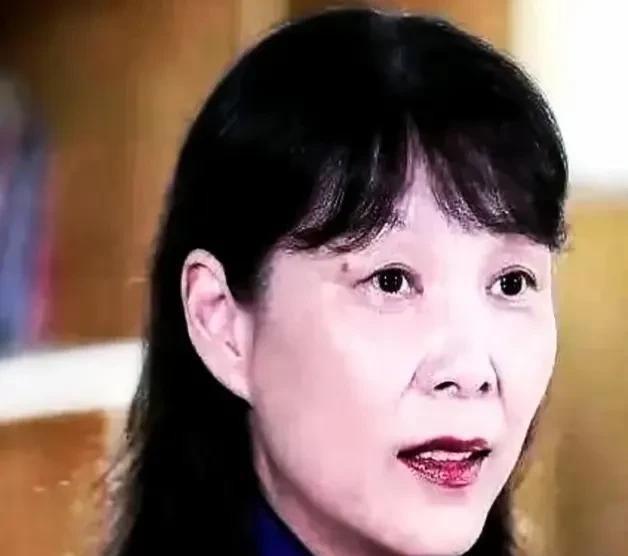 不到72小时，杜建英同学“底裤”都被扒光了！网友：难怪向太骂你