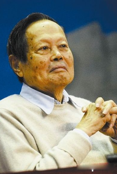 没想到	，杨振宁去世后，49岁妻子翁帆，竟因一个动作实现口碑暴涨