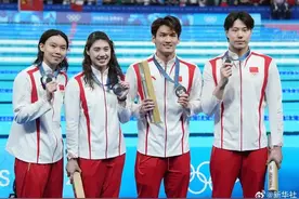 中国队夺得游泳男女混合4×100米混合泳接力银牌图片