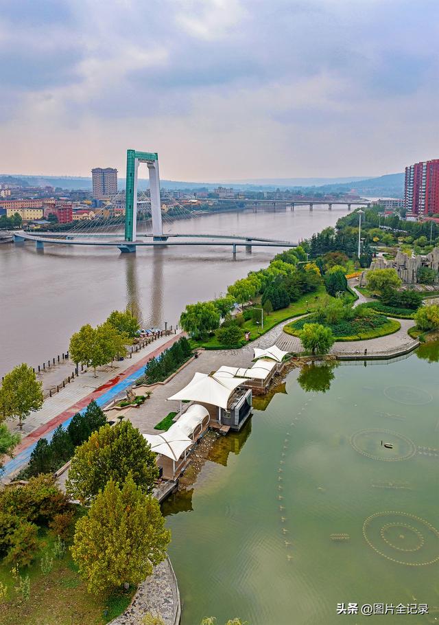 山西襄汾：城市公园秋色美