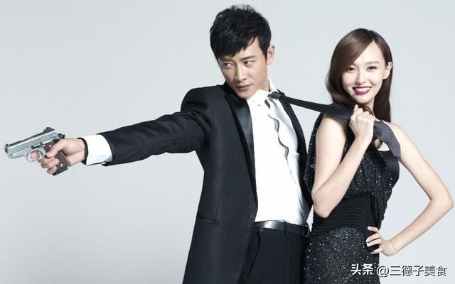 罗晋父亲葬礼现场曝光，罗晋抱遗照神情哀伤，唐嫣在身后全程陪伴