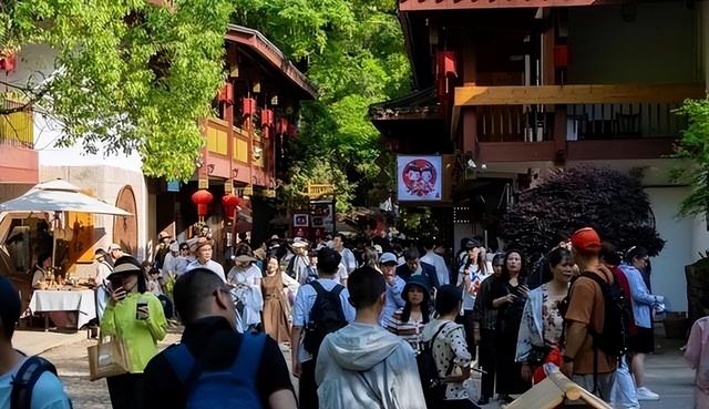 文旅项目陷“倒闭潮”，花20亿打造的古城，游客不买账亏损超10亿