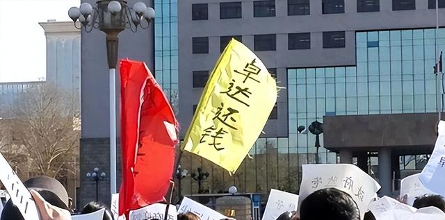 出门有多名女秘书陪伴，非法敛财100亿，昔日首富还是付出了代价