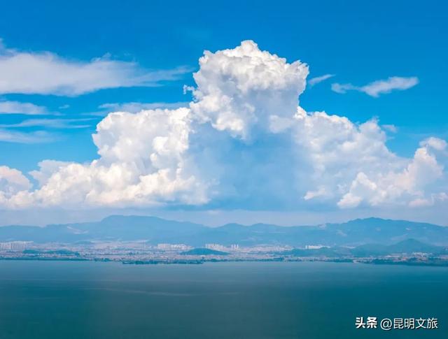 滇池初秋来信！湖光裹着云朵，连风都在说浪漫~🥰