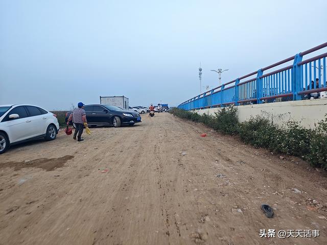 北海高德大桥旁这段坑坑洼洼的泥路终于平整了，开车不怕被刮底盘