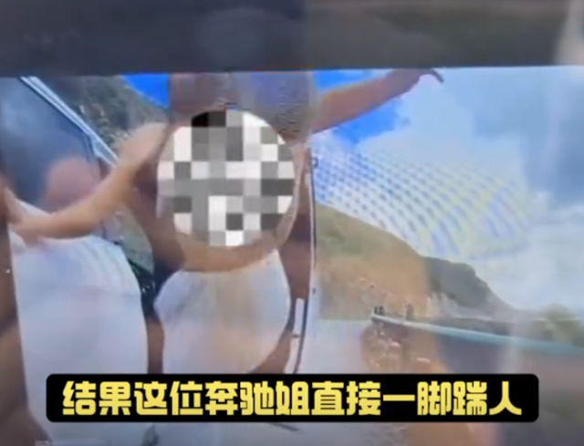 奔驰女已社死，逆行后辱骂威胁骑手，警方通报，正脸曝光太丢人