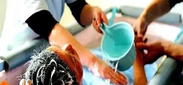 陕西女子专为老人提供服务，499元一次，常抱怨：身上全是烂疮