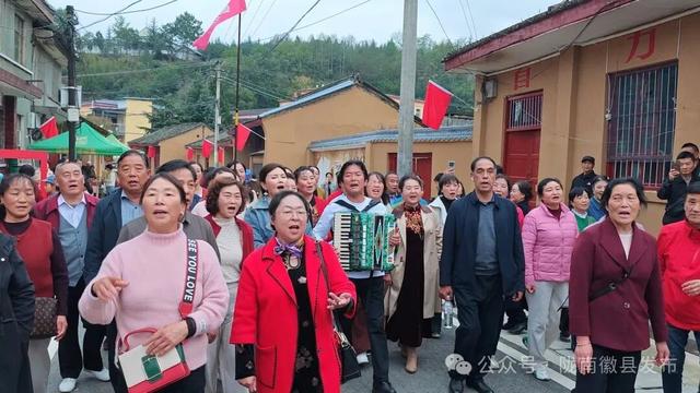 “老街遛弯儿+草莓炫腹” 双buff叠满 农文旅融合解锁嗨玩新姿势～