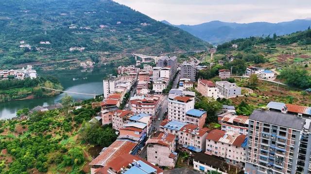 云阳养鹿镇:一江碧水,两岸春秋