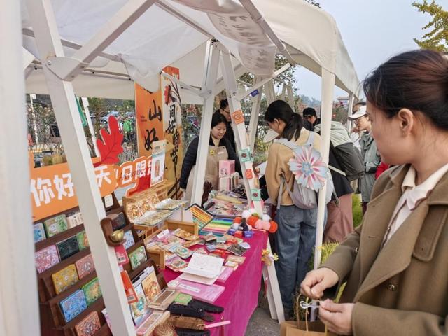 北京西山国家森林公园：“双红”交织绘就秋日文旅新图景