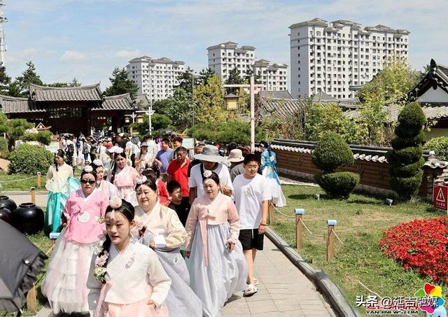 暑气渐消 延吉中国朝鲜族民俗园旅拍热度不减