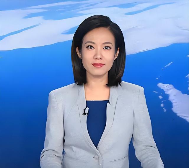 九三阅兵的解说原来是她！沉稳大气端庄漂亮，如今47岁仍未婚单身