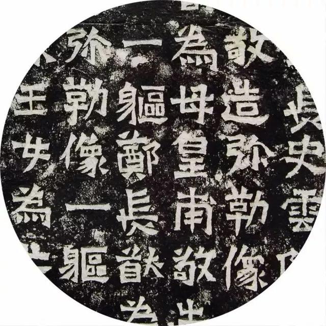 中原印象，挤在汹涌的人群中，遥望百年前的龙门石窟